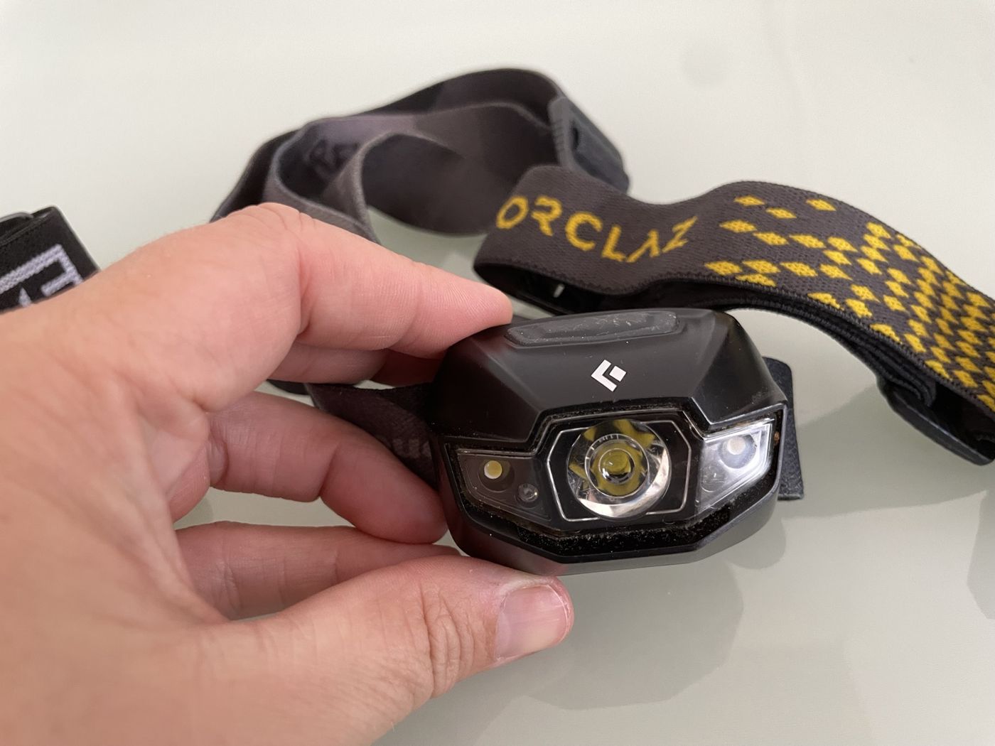 Linterna frontal Black Diamond Astro en la mano