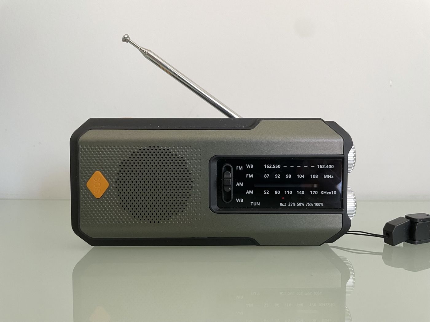Radio solar de manivela AM/FM sobre una mesa